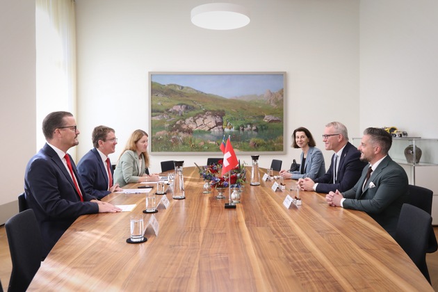 Regierungsrat Daniel Oehry trifft Bundesrat Albert Rösti sowie Bundesrat Guy Parmelin und besucht die SwissSkills in Bern