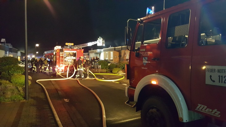 FW-AR: Feuerwehr unterbindet Übergreifen des Feuers auf Nachbarhaus:
Aufmerksamer Nachbar alarmiert Wehr noch rechtzeitig