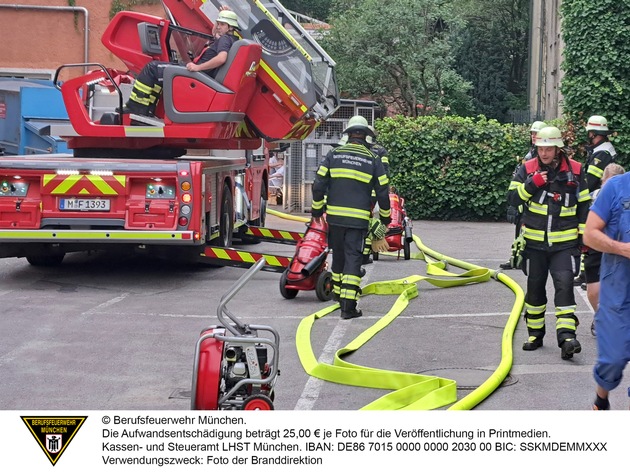 FW-M: Mehrstündiger Feuerwehreinsatz in Öko-Bäckerei (Maxvorstadt)