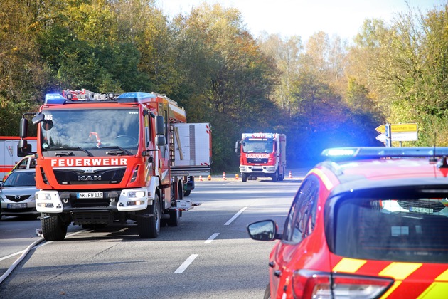 FW LK Neunkirchen: Tragischer Verkehrsunfall auf Rombachaufstieg - Drei Verletzte und eine Tote