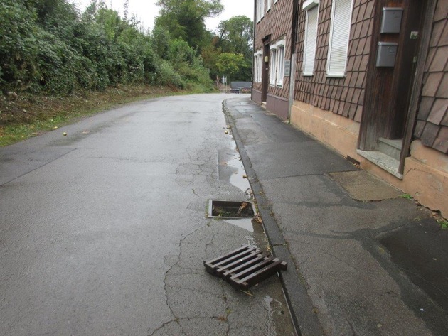 POL-HOL: Kanaldeckel aus Straße gehoben - nicht grober Unfug, sondern eine Straftat