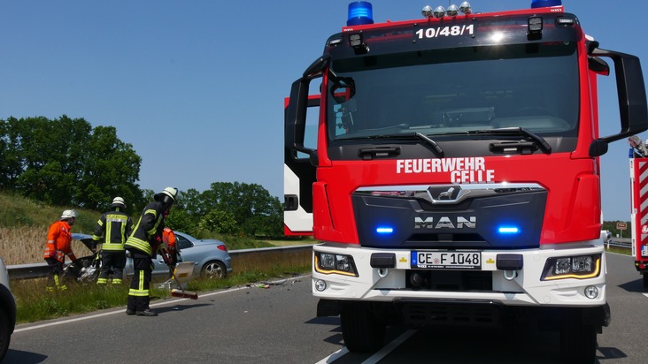 FW Celle: Drei Einsatzstellen gleichzeitig auf der B3 - Feuerwehr und Rettungsdienst im Einsatz bei zwei Verkehrsunfällen!