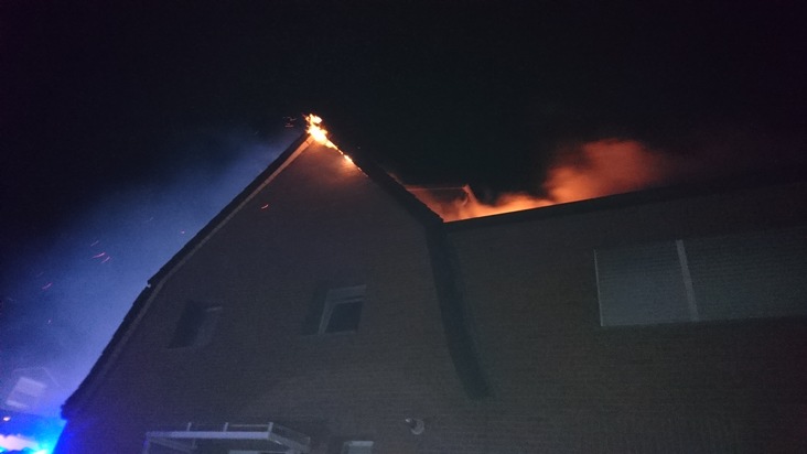 FW-WRN: Erstmeldung: Feuer_3 Dachstuhlbrand Brachtstraße