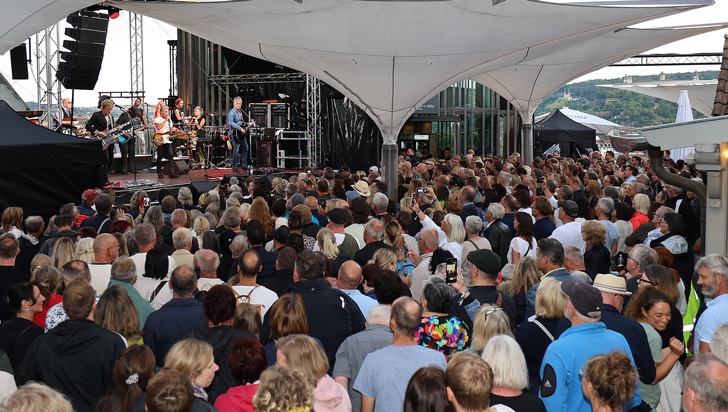 XXXL-Party im Zeichen der Hilfe für die Kleinsten: XXXLutz feiert seinen 80. Geburtstag mit einem begeisternden Konzert von Peter Maffay über den Dächern Würzburgs