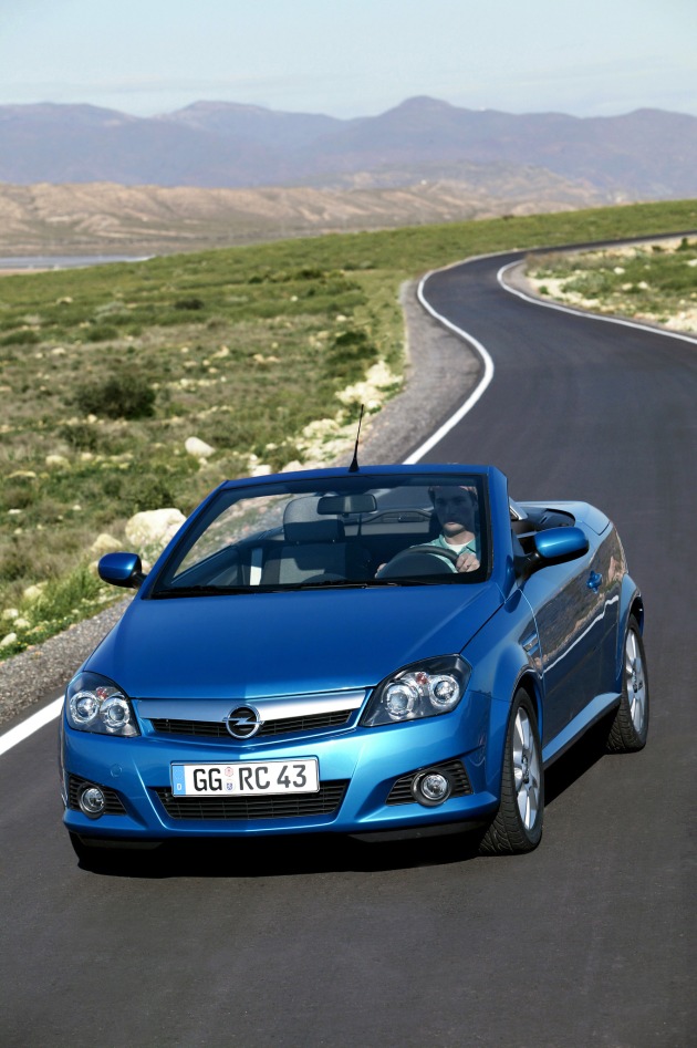Weltpremiere auf dem 74. Genfer Automobilsalon: Der neue Opel Tigra TwinTop bietet Cabrio- und Coupé-Fahrspass für Zwei
