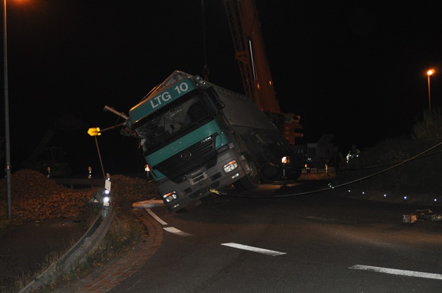 POL-NOM: Verkehrsunfall im Sudheimer Kreisel - Bilder im Anhang