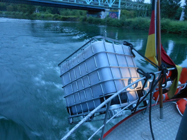 FW-DO: Auf dem Dortmund-Ems-Kanal treibender Container gefährdete Schiffsverkehr.