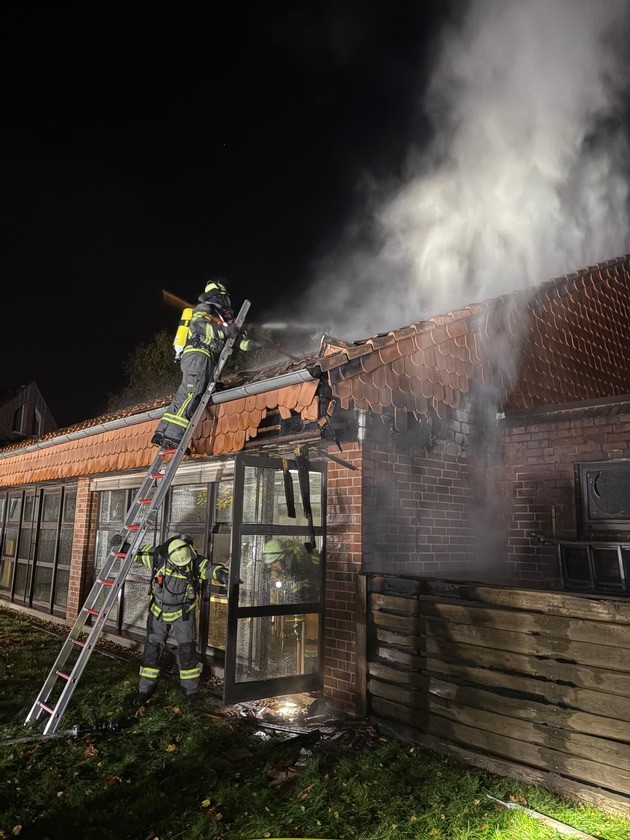 FW-WRN: Gebäudebrand in der Wichernstraße