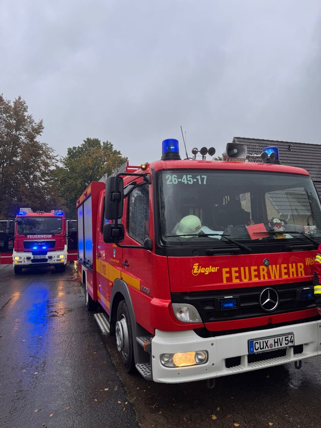 FFW Schiffdorf: Feuerwehr rettet drei Menschen aus verrauchtem Gebäude - Eine Person wird verletzt