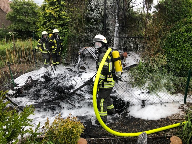 POL-HOL: Gartenhütte und Hecke durch Feuer vernichtet