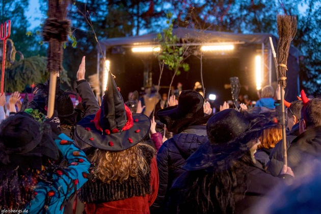 Rauschendes Hexenfest in sternklarer Walpurgisnacht: Wolfshagen im Harz organisiert &quot;größten Hexentanz in Verkleidung&quot; und holt Weltrekord