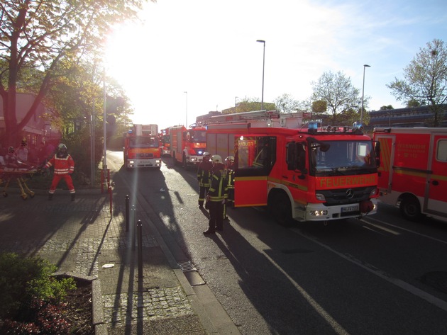 FW-MH: 28 Verletzte bei Brand im Hochhaus.