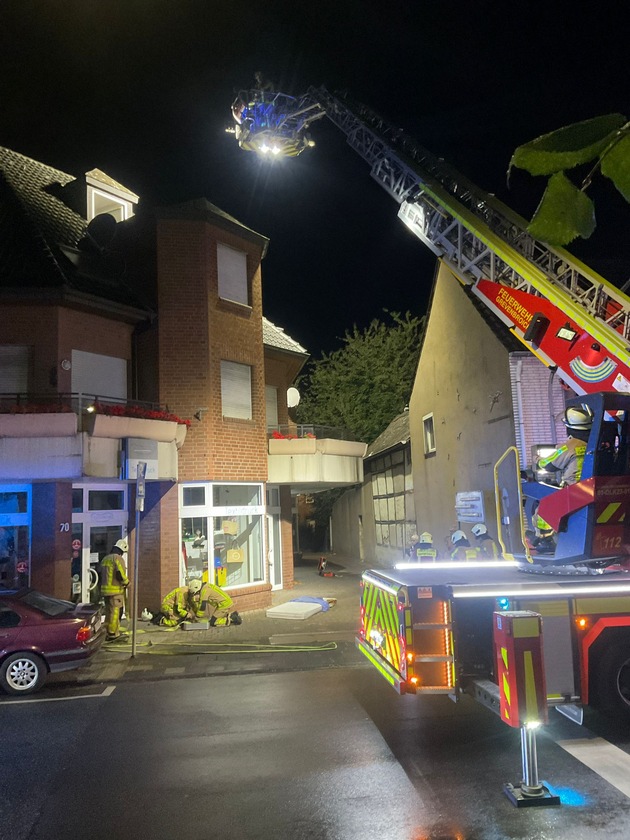 FW Grevenbroich: Rauchmelder rettet Leben: Feuerwehr löscht Brand in Mehrfamilienhaus und rettet Frau aus Wohnung