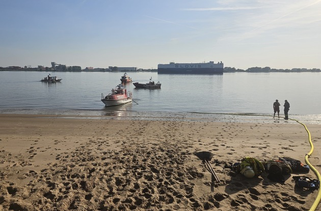 FW-PI: Vegetationsbrand auf der Elbinsel Pagensand - Aufwendiger Einsatz über Wasserwege