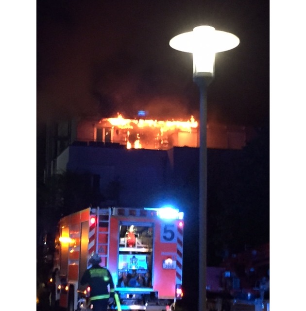 FW-D: Die Fassade eines Wohngebäudes stand in Flammen