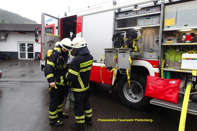 FW-PL: OT-Stadtmitte. Große Ölspur und Brand in Industriebetrieb. Feuerwehr am Morgen im Dauereinsatz