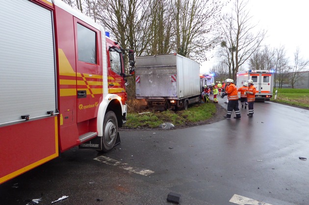 POL-HM: Kollision zwischen zwei Lkw - Feuerwehr befreit eingeklemmten Fahrer