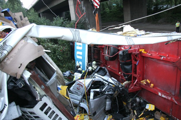 FW-E: Sattelzug stürzt von A42-Brücke, Fahrer kommt ums Leben