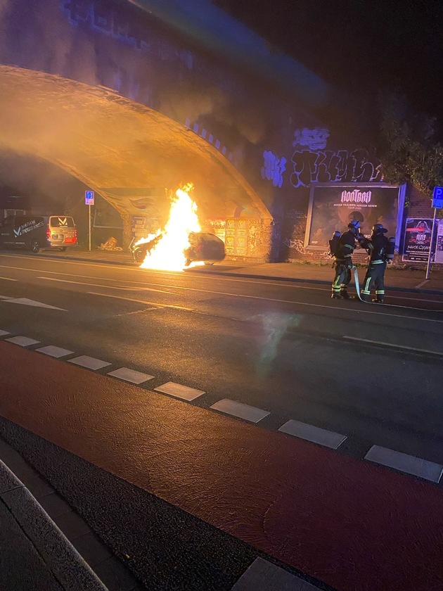 FW-DO: Fahrzeugbrand unter Brücke - Feuerwehr kann Ausbreitung verhindern