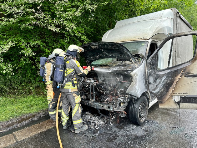 FW Hünxe: Transporter brennt auf Rastplatz - Ersthelfer löschen mit Lkw