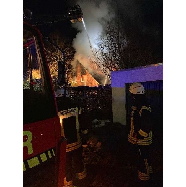 POL-WHV: Dachstuhlbrand eines Einfamilienhauses in Schortens (2 Fotos) - Brandursachenermittlungen dauern an