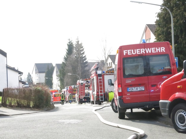 FW-AR: Feuerwehr rettet Hund aus verqualmter Wohnung
Feuerwehrmann atmet Rauch ein