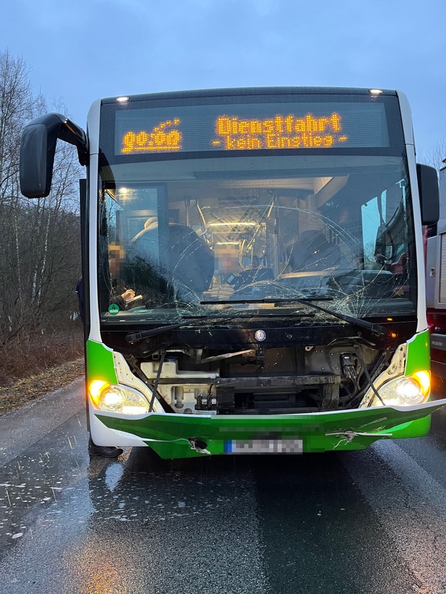 POL-HX: Unfall mit Bus nach missgl&uuml;cktem Wendeman&ouml;ver