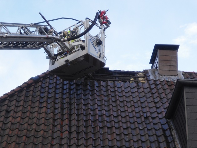 FW-BOT: Bottrop-Batenbrock; Dachstuhlbrand nach Blitzschlag