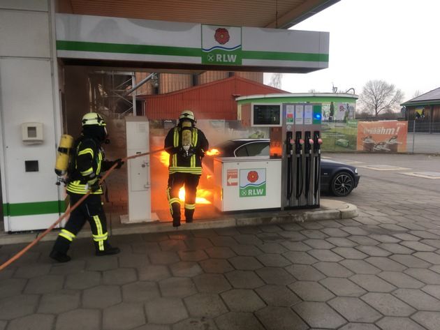 FW Lage: Brennt PKW auf Tankstelle - 25.03.2018 - 18:42 Uhr