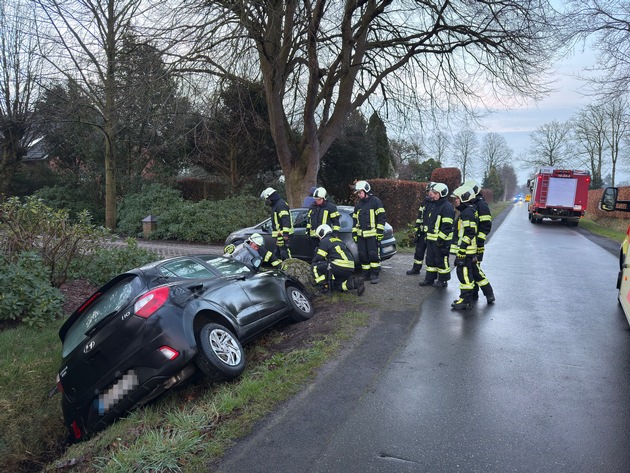 FW-AUR: Eingeschlossene Person nach Unfall gemeldet