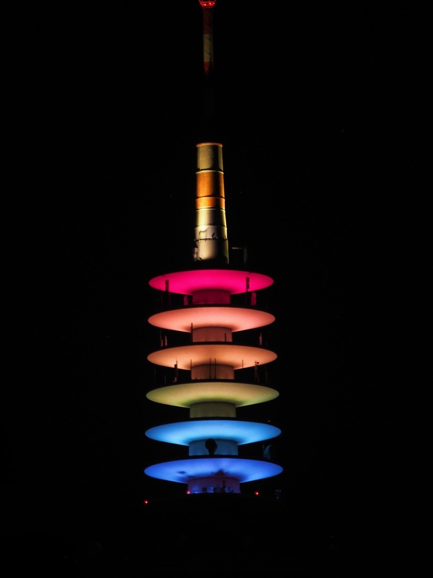 Turm für Toleranz: Europaturm leuchtet zum CSD in Regenbogenfarben