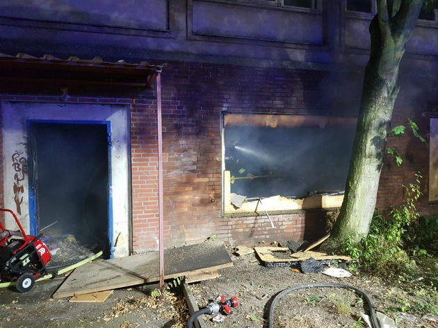 FW-GE: Feuer im ehemaligen GAFÖG Gebäude an der Emscherstraße / Zweiter Brandeinsatz innerhalb von zwei Wochen