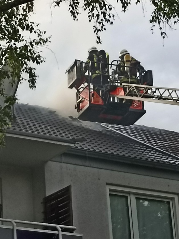 FW-BN: Dachstuhlbrand in Plittersorf - Feuerwehr verhindert Brandüberschlag auf Nachbargebäude