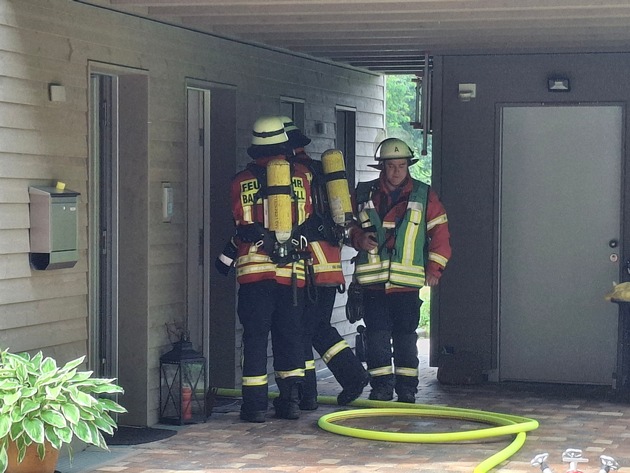 KFV-CW: Schwelbrand nach Blitzeinschlag / Hausbesitzer entdecken Gefahr im Obergeschoss/Feuerwehr öffnet Dachstuhl