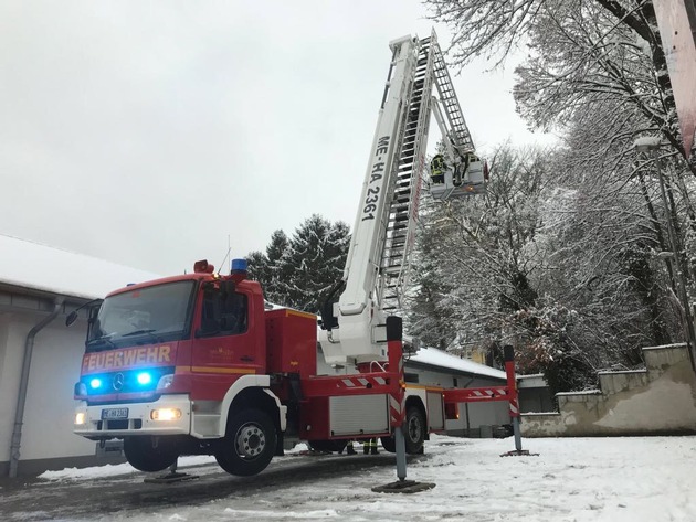 FW-HAAN: Mehrere Bäume brechen unter Schneelast