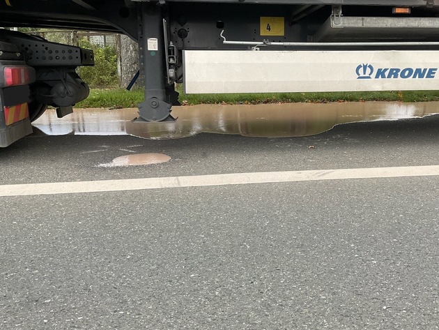 FW Alpen: Meldung über Gefahrgutaustritt an der B57