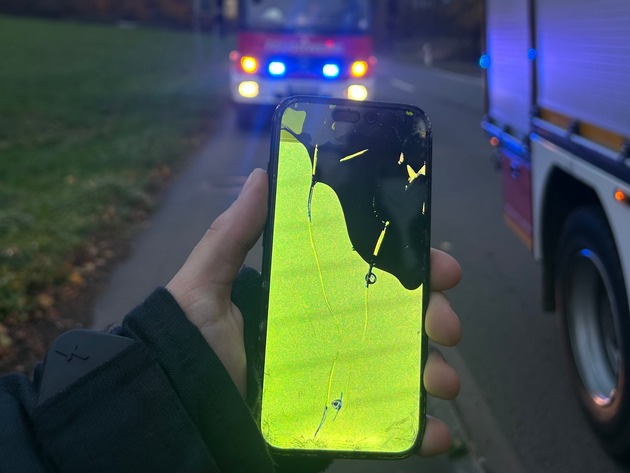 FW Rösrath: Gemeldeter Verkehrsunfall, Person in Notlage und Gebäudebrand: Feuerwehr Rösrath mehrfach im Einsatz