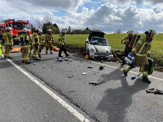 FW Menden: Verkehrsunfall mit zwei schwerverletzten Personen