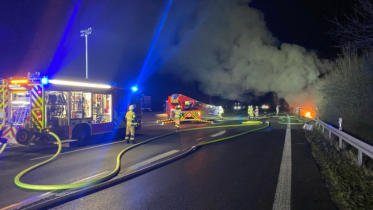 FW-HAAN: Sattelzug stürzt Böschung hinunter und brennt auf A46 vollständig aus - Feuerwehr Haan und Feuerwehr Solingen gemeinsam im Einsatz