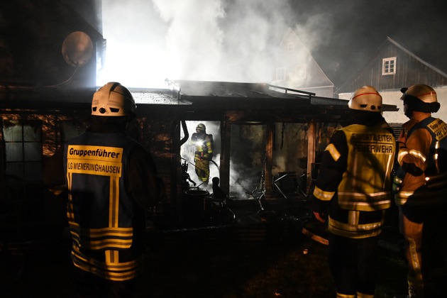 FF Olsberg: Rauchmelder weckt Bewohnerin - Wintergarten steht in Flammen