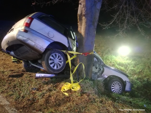 FW-PLÖ: Datum: 17.12.2017, 3:57 Uhr +++ Einsatzort: Schwentinental, OT Klausdorf +++ Einsatz: TH Y (Technische Hilfeleistung, Menschenleben in Gefahr)