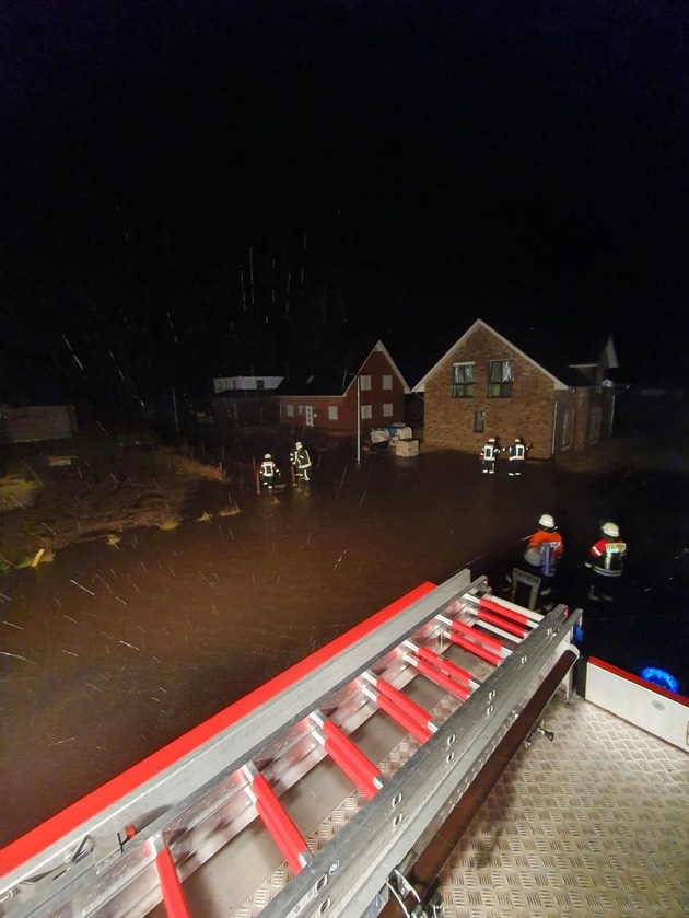 FFW Schiffdorf: Regen sorgt erneut für überflutete Grundstücke und Straßen in Wehdel