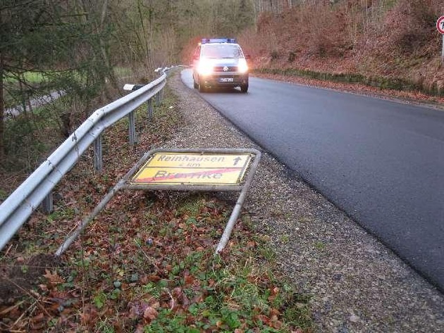 POL-GÖ: (56/2016)  Unbekannte beschädigen große Anzahl Leitpfosten an der L 568 bei Bremke - Zeugen gesucht