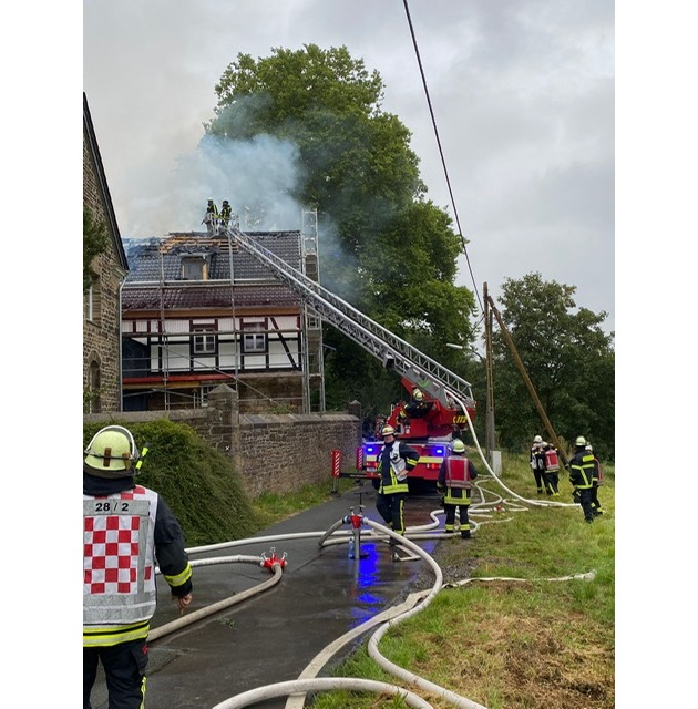 FW-DO: 17.08.2021 Dortmund-Syburg Ein Dachstuhlbrand in einem Fachwerkhaus forderte einen massiven Kräfteansatz der Feuerwehr Dortmund.