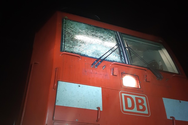 BPOL NRW: Güterzug mit Steinbrocken beworfen - Bundespolizei ermittelt