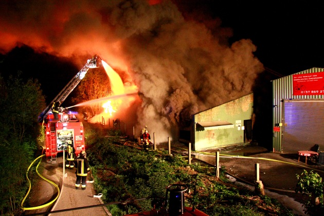 FW-E: Lagerhalle auf dem Gelände eines Gartenbaubetriebes ausgebrannt, 90 Feuerwehrleute im Einsatz