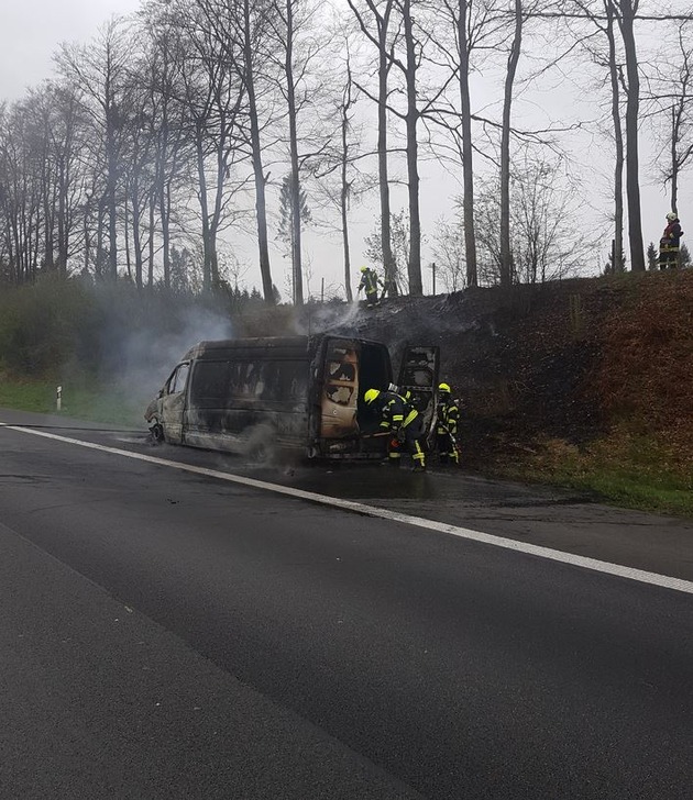 POL-GÖ: (258/2019) Technischer Defekt - Sprinter brennt auf A 7 aus, Fahrer unverletzt