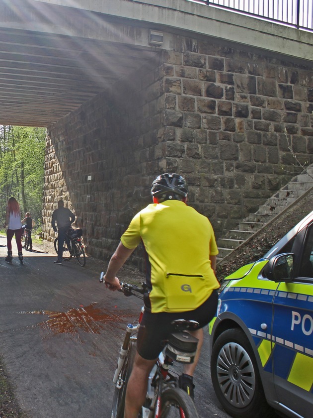 POL-ME: Unbekannter wirft gefüllten Eimer von Überführung auf Radweg - die Polizei sucht Zeugen - Velbert - 2004064