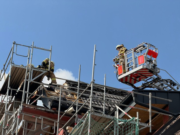 FW-GL: Brand im Dachstuhl eines Wohngebäudes in Refrath - keine Verletzten