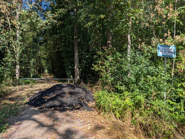 POL-OG: Neuried - Illegale Asphaltablagerung auf Waldweg- Zeugen gesucht
